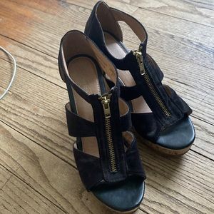 Black zipper wedge